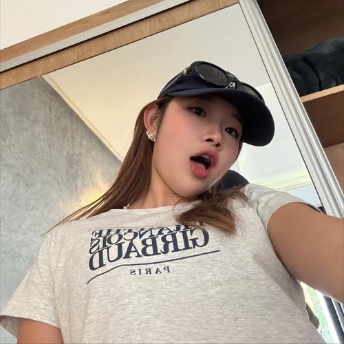 ᴇᴍɪʟʏ  • 伊淇 •